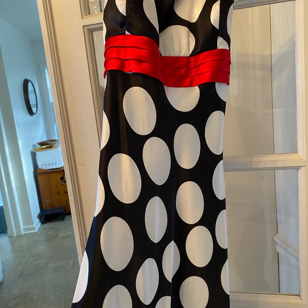 Satin black & white polka dot gown with red accent - Picture 4 of 4